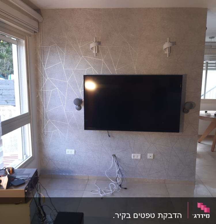 טפט גיאומטרי אפור עם קווים לבנים על קיר